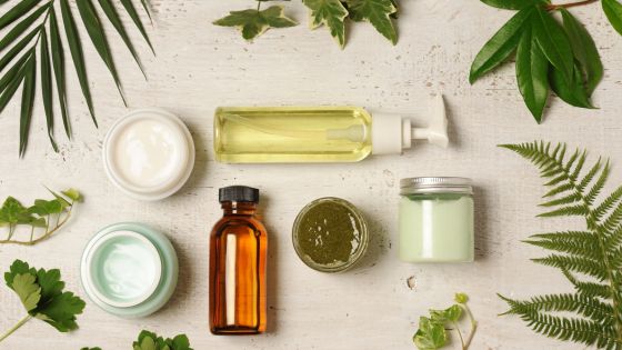 Les shampoings aux ingrédients d'origine naturelle sont plus susceptibles de ne pas contenir de sulfates et sont essentielles dans la routine capillaire pour les cheveux colorés